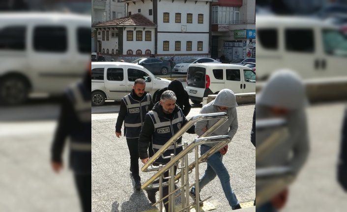 GÜNCELLEME - Çorum'da iş yerlerinden cep telefonu çaldığı iddia edilen 2 zanlı tutuklandı