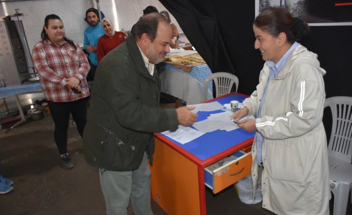 İspanyol turistler Sinop'taki kermeste depremzedeler için bağışta bulundu