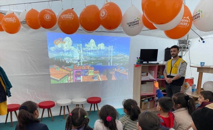 Kahramanmaraş'ta depremzede çocuklar için sinema çadırı kuruldu