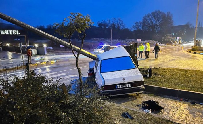 Karabük'te aydınlatma direğine çarpan otomobilin sürücüsü ağır yaralandı