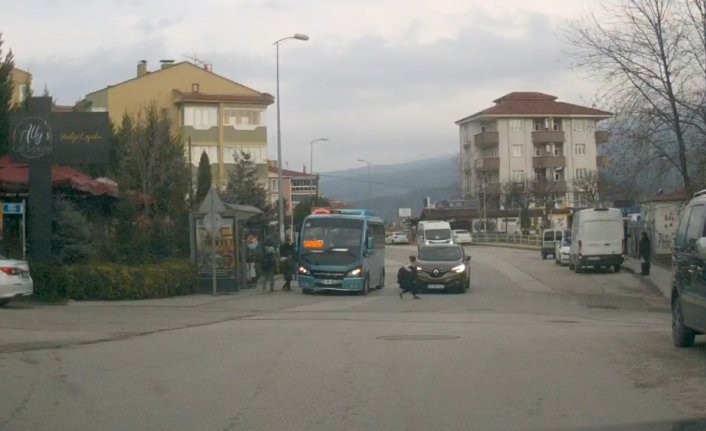Karabük'te bir çocuğun cipin altında kalmaktan son anda kurtulması kamerada