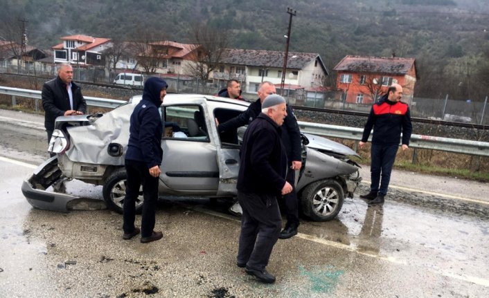 Karabük'te devrilen otomobildeki 1 kişi yaralandı