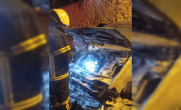 Karabük'te park halindeki otomobil yandı