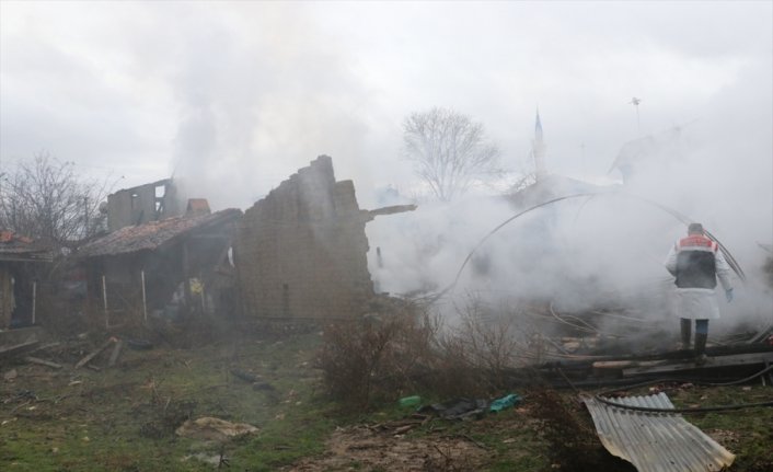 Kastamonu'da çıkan yangında 2 ev ile 1 samanlık yandı, 1 ev zarar gördü