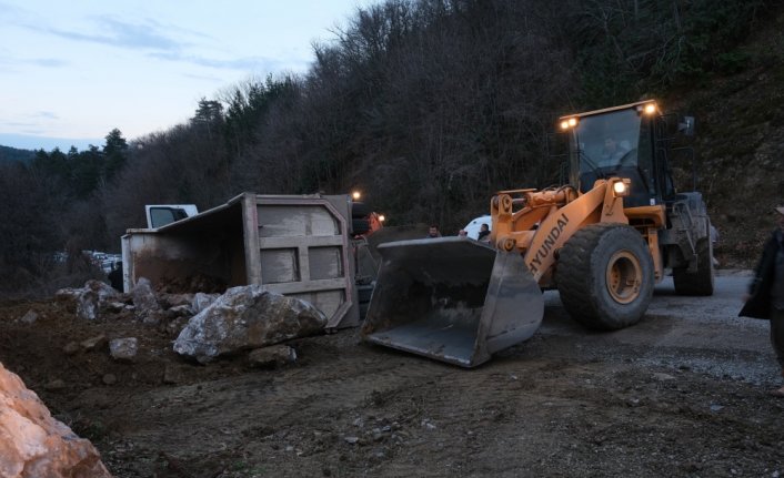 Kastamonu'da devrilen kamyonun sürücüsü öldü