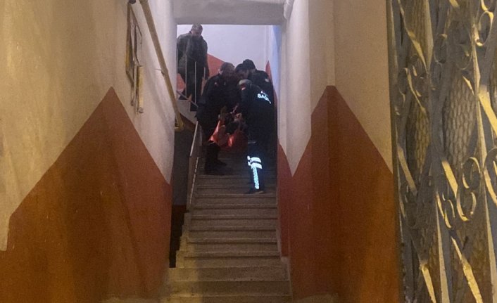 Kastamonu'da rahatsızlanan yaşlı adamın kapısını balkondan giren itfaiyeciler açtı