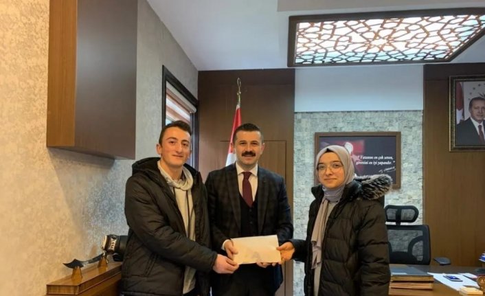 Lise öğrencileri topladıkları 12 bin lirayı depremzedelere gönderdi