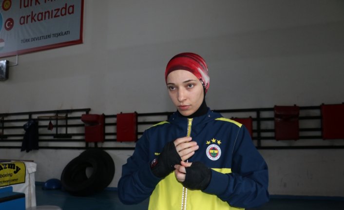 Milli boksör Rabia Topuz, depremin izini yumruklarıyla silmeye çalışıyor