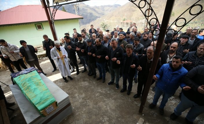 Ordu'da boşanma aşamasındaki eşi tarafından öldürülen kadının cenazesi defnedildi