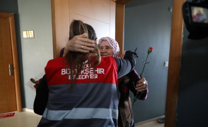 Ordu'ya gelen depremzede kadınlara karanfil verildi