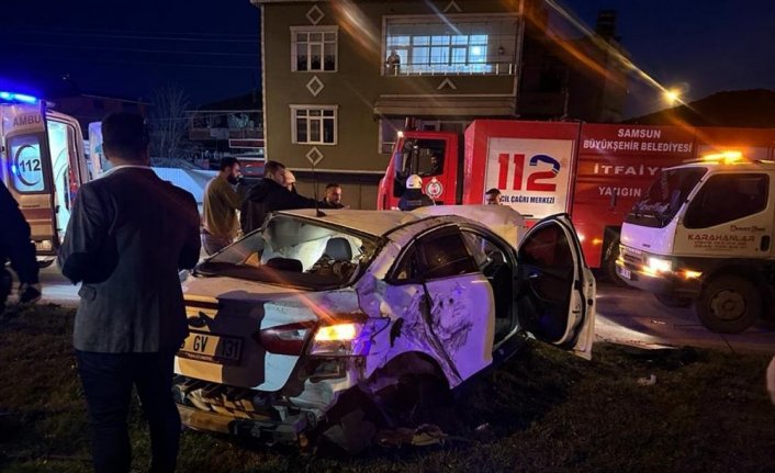 Samsun'da akaryakıt tankerine çarparak devrilen otomobildeki 2 kişi yaralandı