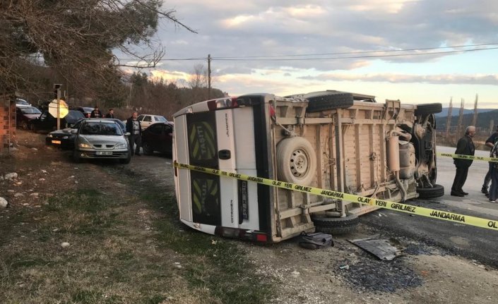 Sinop’ta öğrenci servisi ile otomobilin çarpıştığı kazada 11 kişi yaralandı