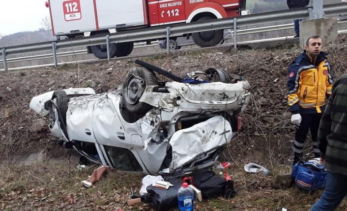 Sinop'ta otomobilin devrildiği kazada anne ve çocuğu yaralandı