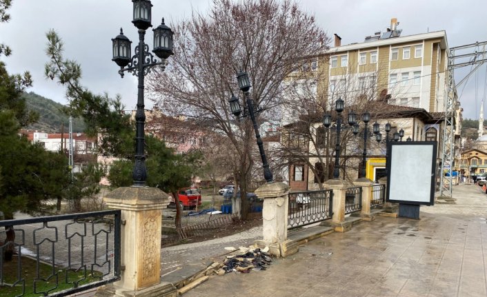 Sinop'ta park edilen araca çarpan otomobildeki 4 genç yaralandı