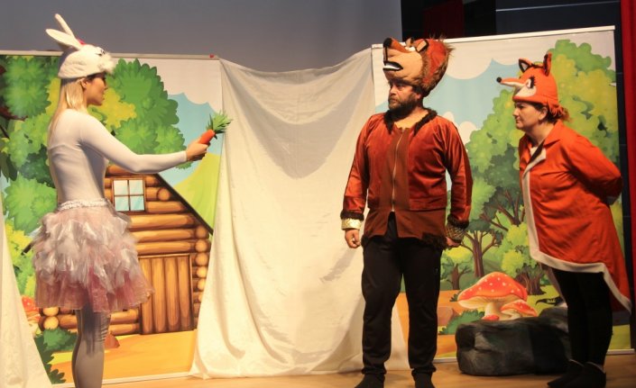 Taşova'da depremzede çocuklar için tiyatro etkinliği düzenlendi