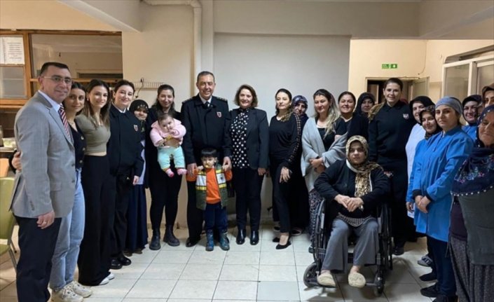 Tokat'ta jandarma personeli, depremzede kadınların Dünya Kadınlar Günü'nü kutladı