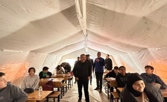 Vali Hatipoğlu, deprem bölgesi Gölbaşı'nda açılan YKS ve LGS kurslarını ziyaret etti