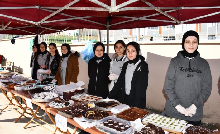 Vezirköprü'de öğrenciler depremzedeler yararına kermes düzenledi