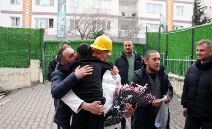 Zonguldaklı madenciler enkazdan kurtardıkları çocuğu ve annesini ziyaret etti
