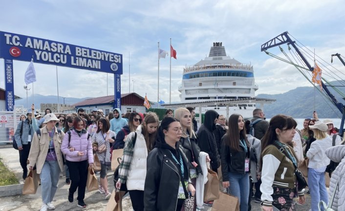 “Astoria Grande“ kruvaziyeri, 553 yolcusuyla Amasra'da demirledi