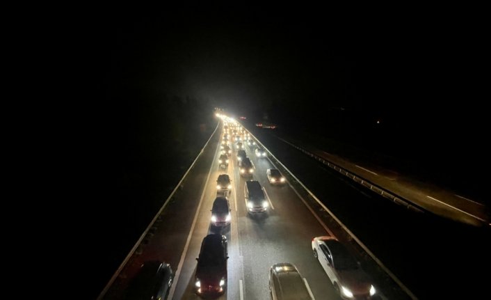 Bayram tatilinden dönenler otoyollarda akıcı yoğunluk oluşturuyor