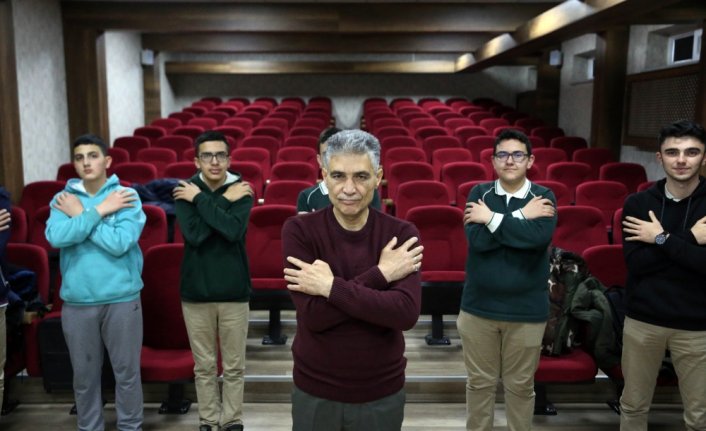 Depremzede halk oyunları eğitmeni Kastamonu'da açtığı kursla semazen yetiştirmeye başladı