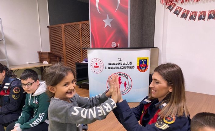 Kastamonu'da jandarma ekipleri depremzede çocukların 23 Nisan'ını kutladı