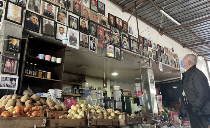 Kaybettiği sevdiklerinin hatıralarını dükkanına astığı fotoğraflarla yaşatıyor