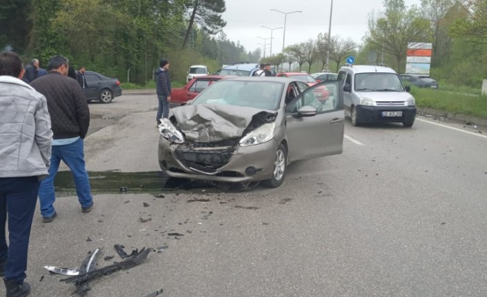 Samsun'da hafif ticari araç ile otomobilin çarpıştığı kazada 6 kişi yaralandı