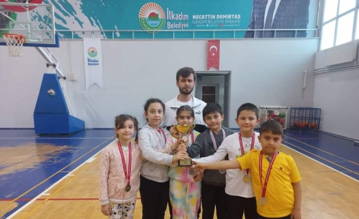 Alaçam Cumhuriyet İlkokulu Badminton Takımı il ikincisi oldu