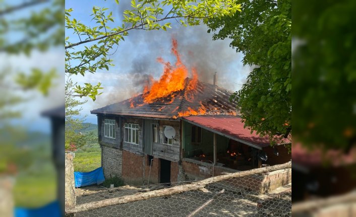 Ayancık'ta çıkan yangında bir ev yandı