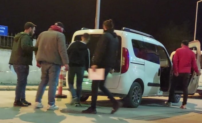 Bafra'da üzerlerinde ruhsatsız tabanca ile bıçak bulunan 3 zanlı yakalandı