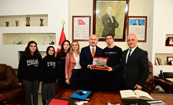 Bakan Karaismailoğlu, Trabzon Lisesi'nde sınıf arkadaşlarıyla buluştu