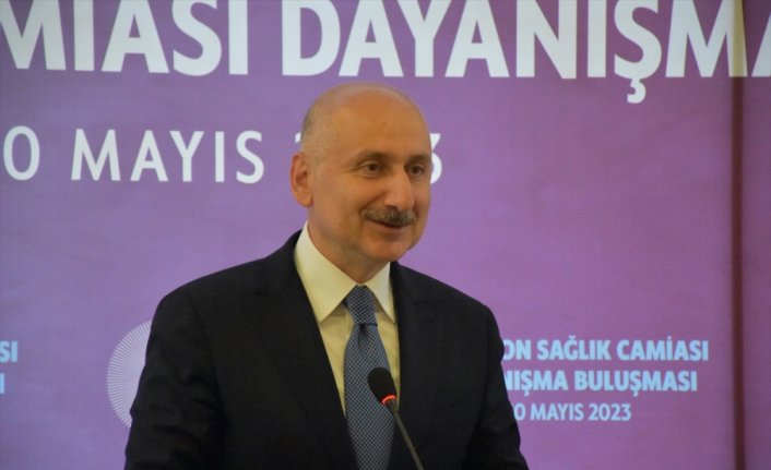 Bakan Karaismailoğlu, Trabzon'da sağlık personelleriyle bir araya geldi: