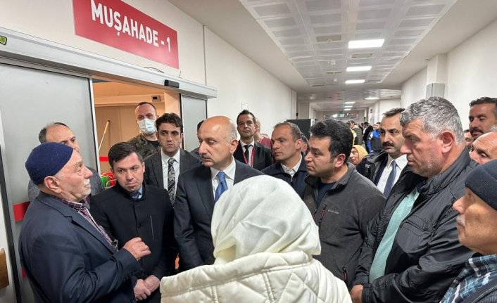 Bakan Karaismailoğlu Trabzon'da trafik kazasında yaralananları hastanede ziyaret etti