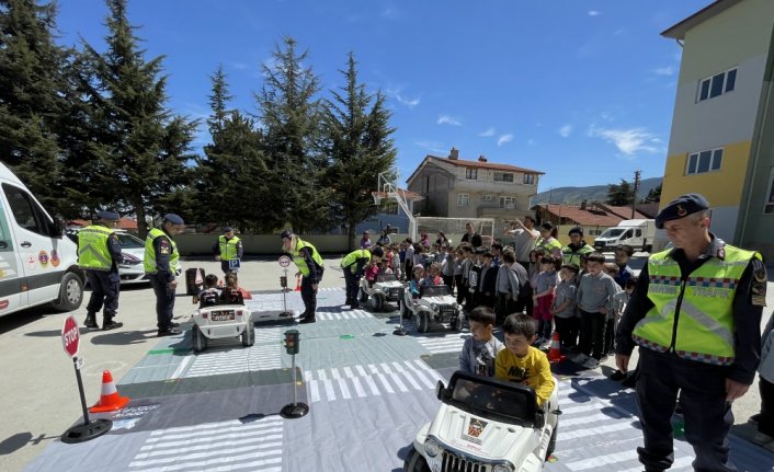 Bolu'da öğrencilere trafik eğitimi verildi