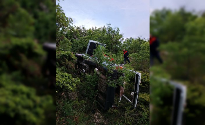 Çorum'da devrilen otomobildeki 2 kişi yaralandı