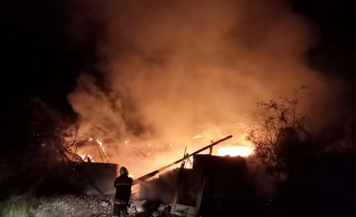 Çorum'da malzeme deposunda çıkan yangın söndürüldü