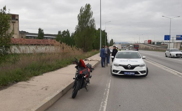 Çorum’da motosikletin çarptığı köpek öldü, sürücü yaralandı