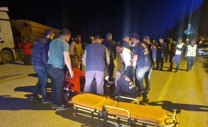 Düzce'de yayaya çarpan motosikletin sürücüsü öldü, 2 kişi ağır yaralandı