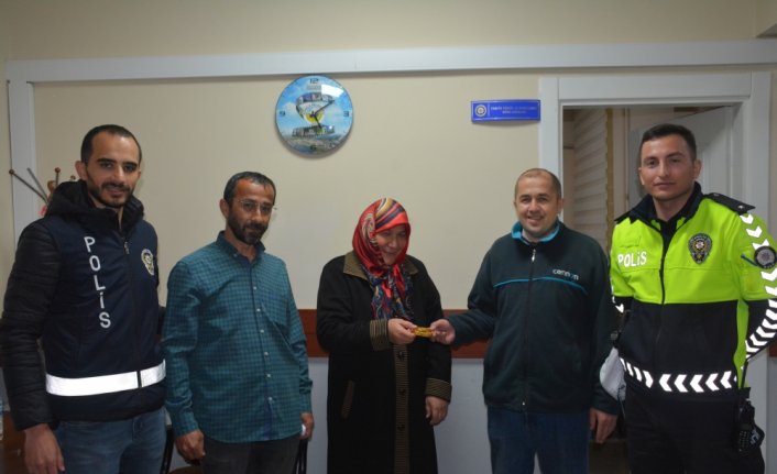 Görele'de sokakta bulunan altın bileklik sahibine teslim edildi