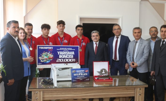 İl Milli Eğitim Müdürü Türkmen'den, TEKNOFEST'te ikinci olan öğrencilere ziyaret