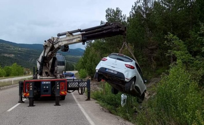 Karabük'te ağaca çarpan otomobildeki 2 kişi yaralandı