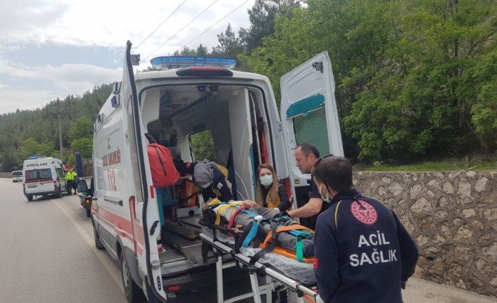 Karabük'te duvara çarpan otomobildeki 3 kişi yaralandı