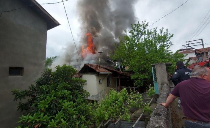 Karabük'te evinde yangın çıkan kadın yaralandı