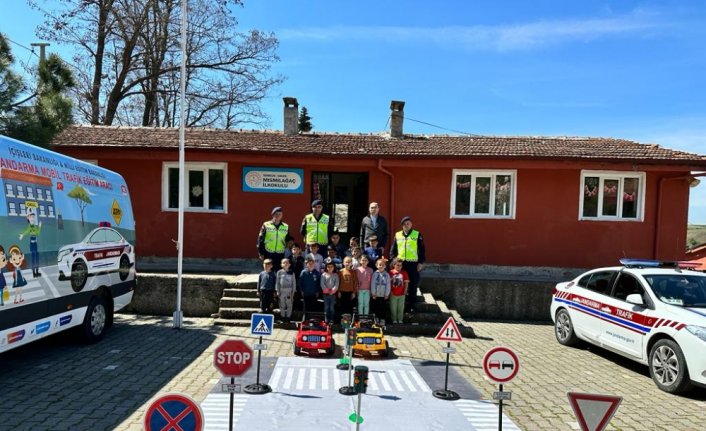 Samsun'da jandarma kırsalda yaşayan öğrencilere trafik eğitimi verdi