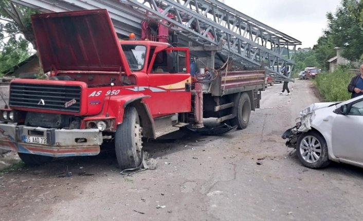 Samsun'da kamyonla otomobil çarpıştı, 2 kişi yaralandı