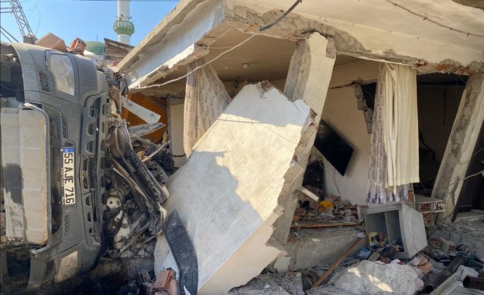 Samsun'da kamyonun üzerine devrildiği tek katlı ev yıkıldı