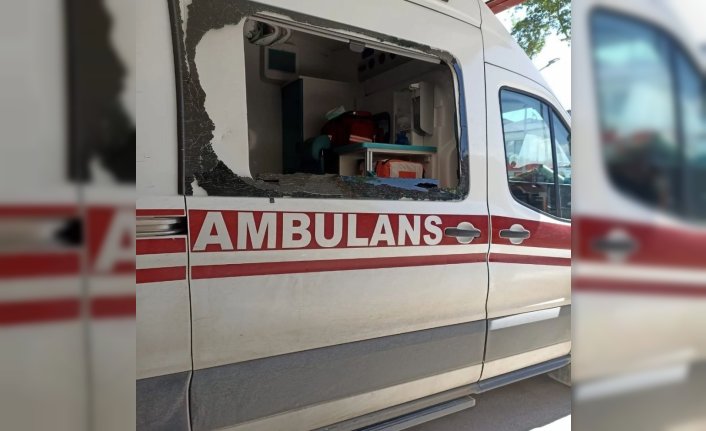 Tokat'ta ihbara giden ambulansın camı kırıldı