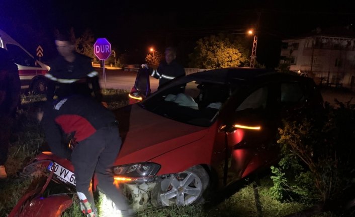 Tokat'ta kamyonet ile otomobilin çarpıştığı kazada 8 kişi yaralandı